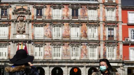 A tourist wears a protective face mask as she walks at one of the main touristic landmarks Plaza Mayor in Madrid, Spain, March 9, 2020. REUTERS/Sergio Perez