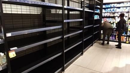 Estanterías de los supermercados de Madrid vacías