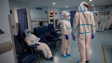 Healthcare workers take a break at the Intensive Care Unit (ICU) of the Severo Ochoa University Hospital in Leganes on October 16, 2020. - At Severo Ochoa hospital in a Madrid suburb badly-hit during the pandemic's first wave, the intensive care...