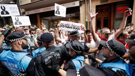 Enfrentamientos entre los manifestantes y la policía en Pamplona