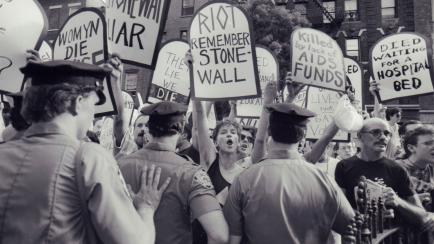 Activistas se manifiestan conmemorando las revueltas de Stonewall y pidiendo más financiación para tratar el VIH. En Nueva York (EEUU), el 6 de junio de 1989.