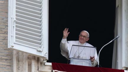 El Papa Francisco saluda desde la ventana a las personas congregadas en la Plaza de San Pedro. 