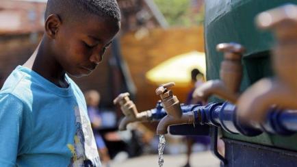 Niño en África.