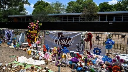 Recuerdos en un monumento improvisado a las víctimas del tiroteo en la Escuela Primaria Robb en Uvalde, Texas.