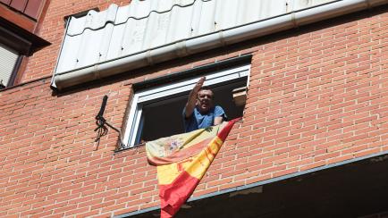 Un hombre regaña a un vecino que camina por la calle. Madrid, 3 de abril de 2020