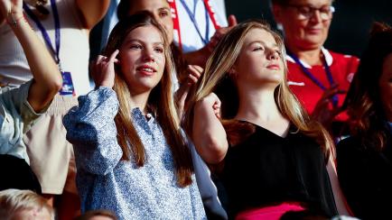 La infanta Sofía y la princesa Leonor, viendo el Dinamarca-España de la Eurocopa de fútbol femenino.