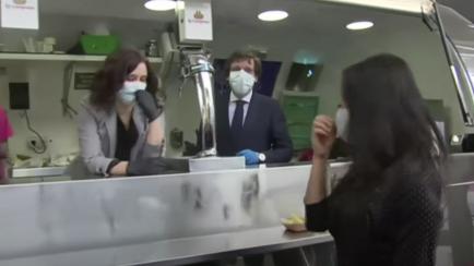 Ayuso, Almeida y Villacís en un puesto de bocatas en Ifema.