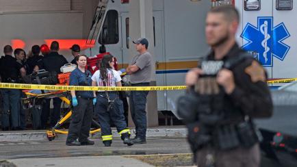 Personal de emergencia tras un tiroteo en un centro comercial de Indiana, EEUU. 