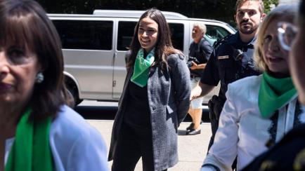 La congresista demócrata Alexandria Ocasio-Cortez es arrestada durante una protesta frente al Tribunal Supremo de EEU a favor del derecho a abortar.