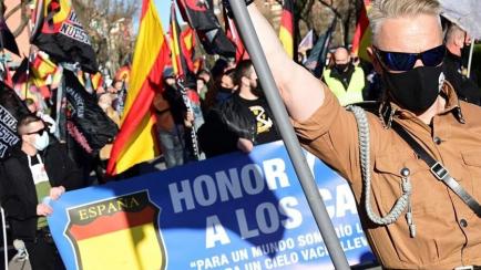 Un grupo de nazis asiste a una manifestación en homenaje a los caídos de la División Azul, en Ciudad Lineal, Madrid.