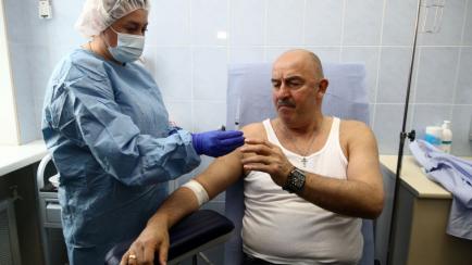 El seleccionador ruso de fútbol, Stanislav Cherchesov, recibe la vacuna contra el covid el 16 de febrero.