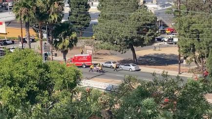 Personal de emergencia lleva una camilla tras el tiroteo en Peck Park, San Pedro, Los Ángeles.