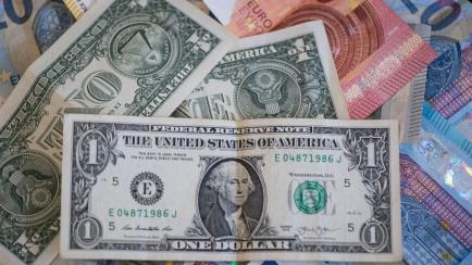Billes de dólar y euro
