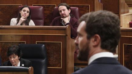 Irene Montero y Pablo Iglesias escuchan a Pablo Casado (derecha) en el Congreso.