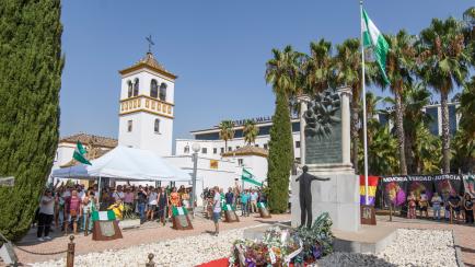 Ofrenda floral dentro del acto de homenaje organizado por la Fundación Blas Infante, al considerado Padre de la Patria Andaluza, ayer en Sevilla. 