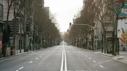 Leere Straße während der Ausgangssperre in Barcelona