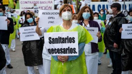 Trabajadores de la salud protestando con pancartas contra la precariedad frente al Hospital 12 de Octubre de Madrid.