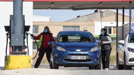 Una expendedora surte de gasolina a una clienta en una gasolinera de Madrid, el pasado marzo. 