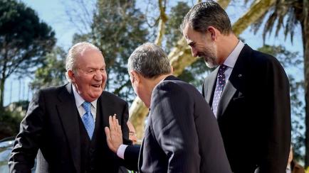 Juan Carlos I ante la mirada de su hijo, el rey Felipe VI, en una imagen de archivo.