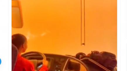 Una militar de la UME atraviesa una zona llena de incendios con un autobús.