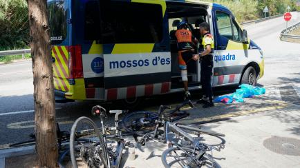 Los Mossos d´Esquadra investigan el atropello a ocho ciclistas que ha provocado la muerte de dos de ellos.