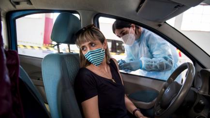 Una profesora recibe la vacuna de AstraZeneca en su coche el 23 de febrero en Granada.