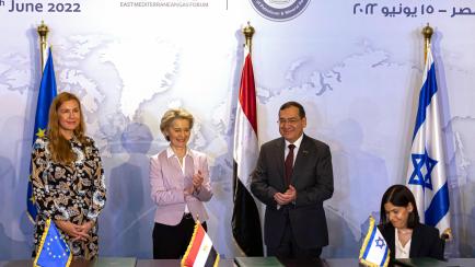 La comisaria europea de Energía, Kadri Simson; la presidenta de la Comisión, Ursula von der Leyen; el ministro egipcio de Petróleo, Tarek el-Molla, y la ministra israelí de Energía, Karine Elharrar, durante la ...