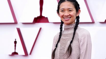 Chloe Zhao en la alfombra roja de los Oscar