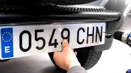 Instalación de una matrícula en un coche en España