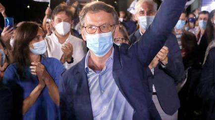 GRAF7078. SANTIAGO DE COMPOSTELA, 12/07/2020.- El presidente de la Xunta, Alberto Núñez Feijóo, tras revalidar su cuarta mayoría absoluta, esta noche en un hotel de Santiago de Compostela. EFE/Lavandeira jr
