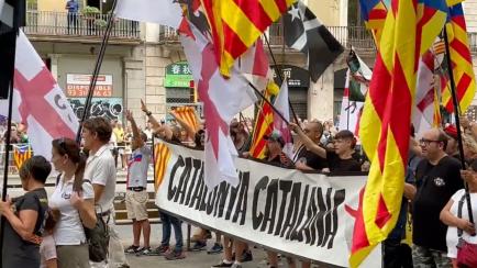 Miembros del Movimiento Identitario Catalán, en la ofrenda de la Diada.