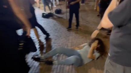 La periodista, en el suelo, tras ser empujada.
