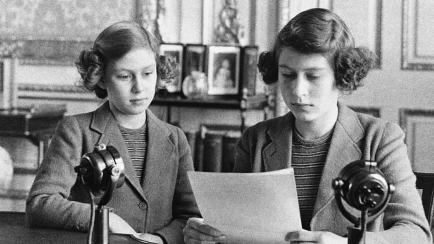 Un momento del primer discurso de la entonces princesa Isabel, acompañada de su hermana Margarita, en 1940.