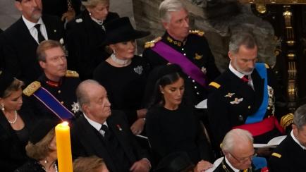 Los reyes Felipe y Letizia junto a Juan Carlos y Sofía en el funeral de Isabel II.