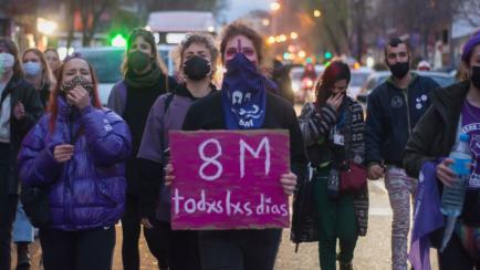 Un grupo de mujeres se manifiesta en Madrid durante el 8-M, a pesar de la prohibición.