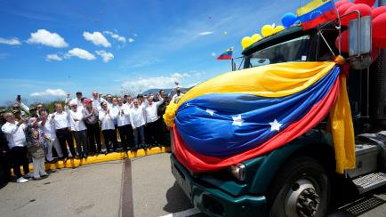 Un camión con las bandera de Colombia cruza la frontera con Venezuela, tras siete años de cierre. 