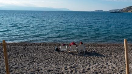 Playa casi vacía en Grecia.