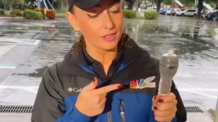 La reportera Kyla Galer señala el micrófono cubierto con el condón