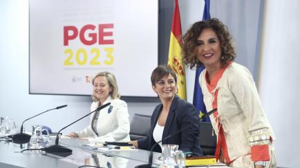 Nadia Calviño, Isabel Rodríguez y María Jesús Montero sonríen instantes antes de presentar los presupuestos
