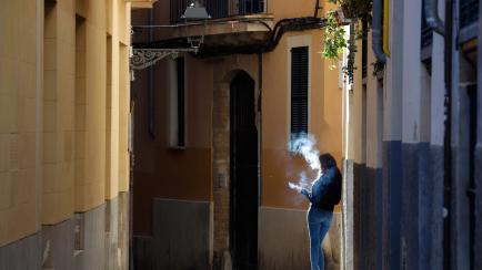 Una mujer fuma en Palma de Mallorca el 13 de enero de 2021.