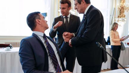 El presidente francés, Emmanuel Macron; el presidente del Gobierno, Pedro Sánchez y el presidente de Chipre, Nicos Anastasiades.