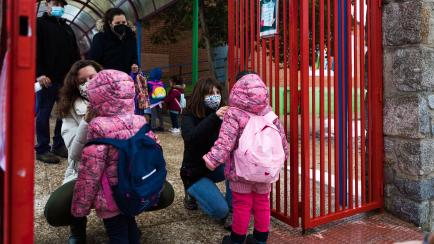 Dos niñas van al colegio en Alpedrete (Madrid) tras el cierre por la tormenta 'Filomena' en enero de 2021.