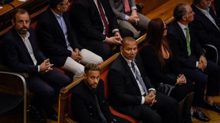 Neymar, con Rosell y Bartomeu en la fila de atrás, en el banquillo de los acusados. 