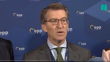 El líder del PP, Alberto Núñez Feijóo, atendiendo a los periodistas.