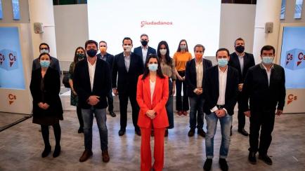 La presidenta de Ciudadanos, Inés Arrimadas, posa junto al resto de integrantes de la nueva ejecutiva del partido.