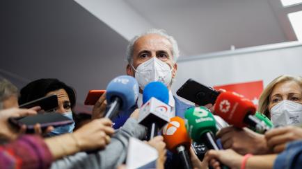 El consejero de Sanidad madrileño, Enrique Ruiz Escudero, atiende a los medios.