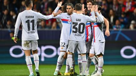 Los jugadores el Barça celebran el gol de Marcos Alonso ante el Viktoria Plzen.