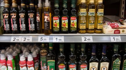 Varias marcas de aceite, en un supermercado.