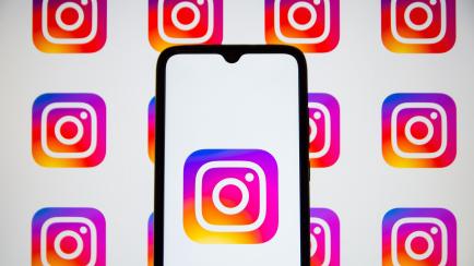 Logotipo de Instagram en la pantalla de un móvil