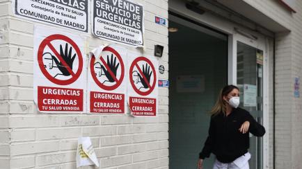 Un centro de salud con carteles en el que critican el nuevo plan de urgencias del Gobierno de Ayuso.